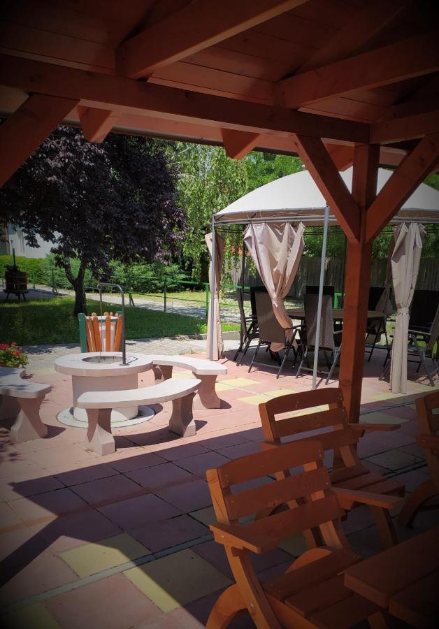Bacchus Panzio Bed and Breakfast Eger Buitenkant foto